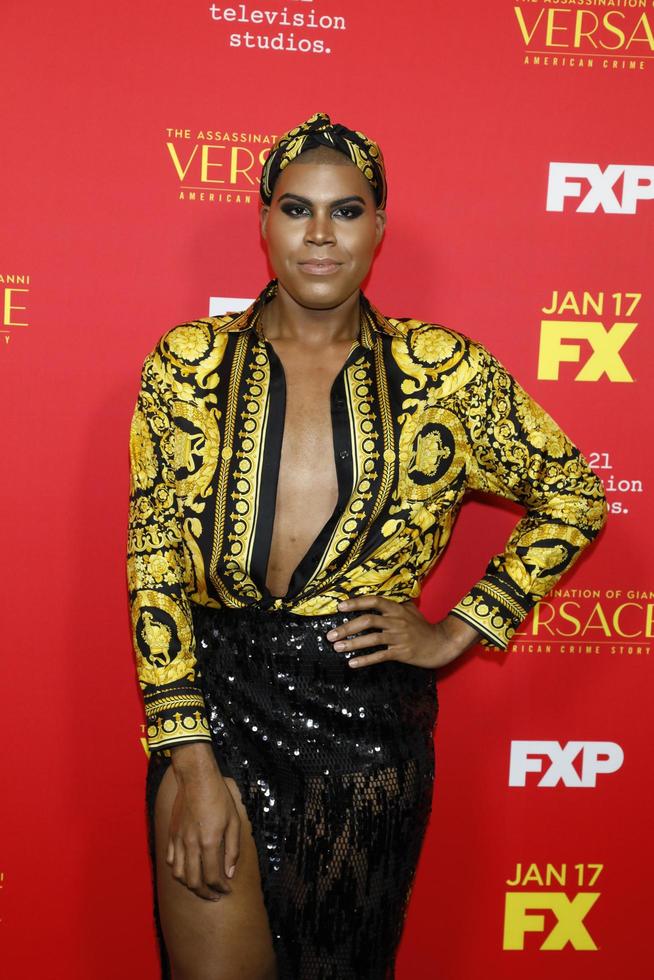 Los angeles, 8 gennaio - ej johnson all'assassinio di gianni versace american crime story premiere proiezione al teatro arclight l'8 gennaio 2018 a los angeles, ca foto