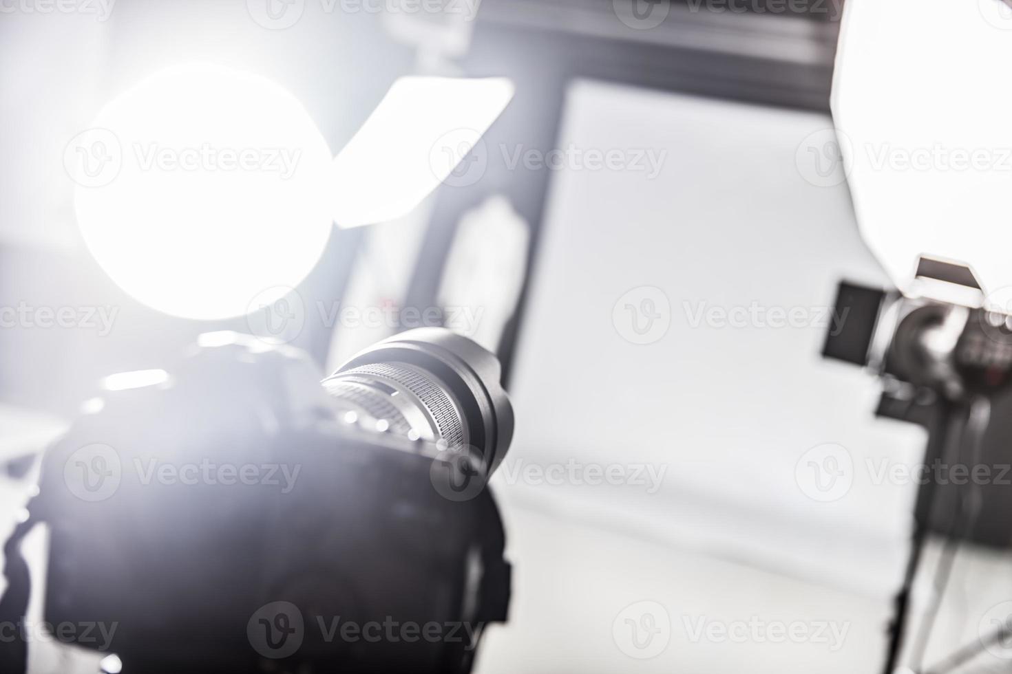 studio fotografico con attrezzatura per l'illuminazione e una macchina fotografica. foto