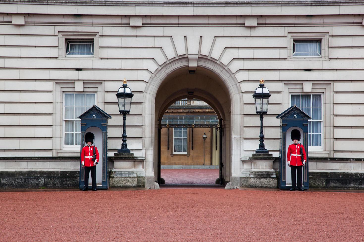 Londra, Inghilterra, 2022 - le guardie reali britanniche sorvegliano l'ingresso di Buckingham Palace il 17 maggio 2013 foto