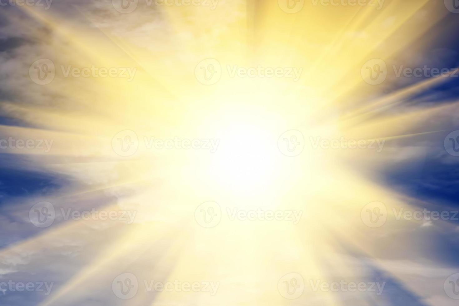 esplosione di luce verso il cielo, sole. religione, dio, provvidenza. foto