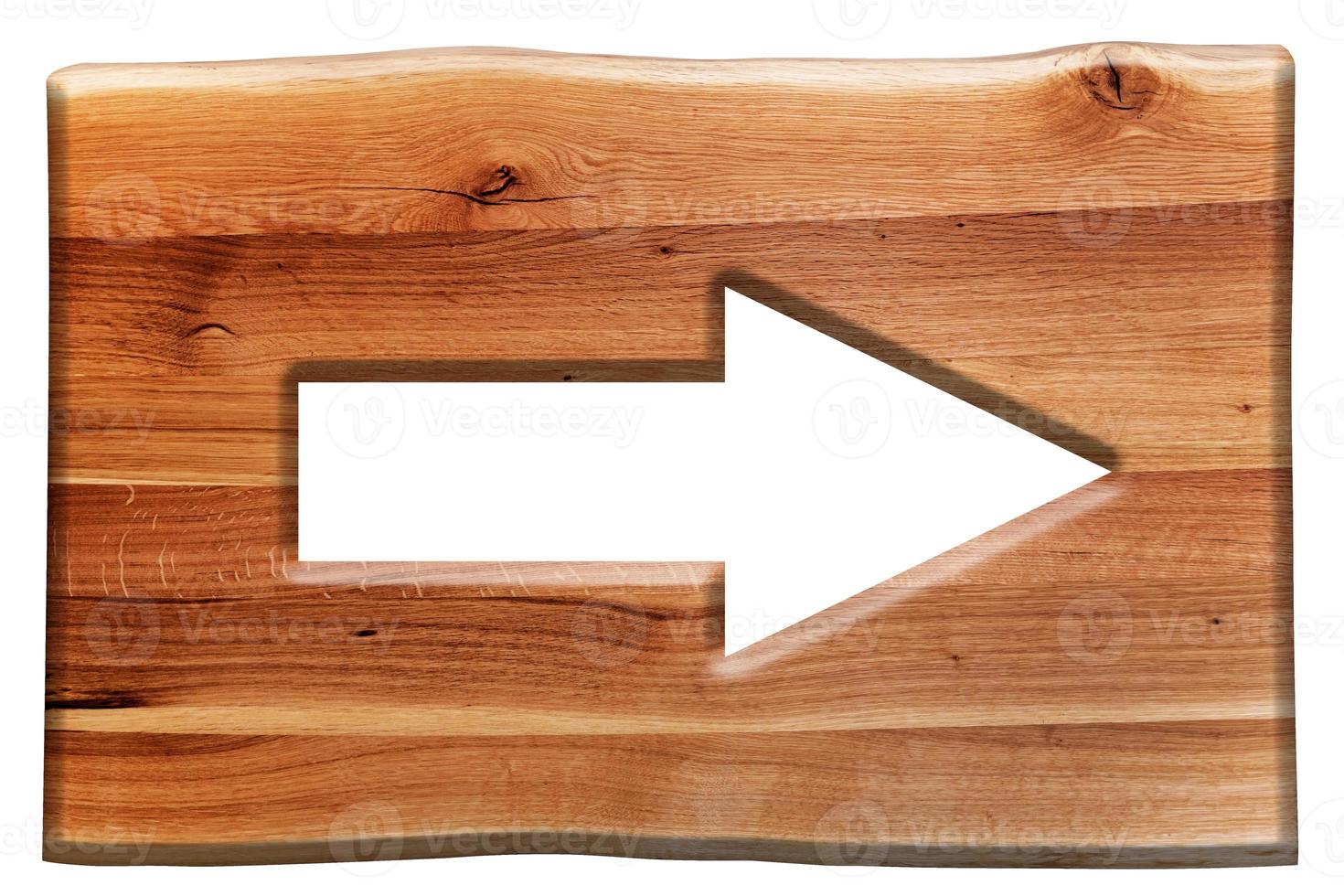 vai a destra segno tagliato in tavola di legno isolata on white. foto