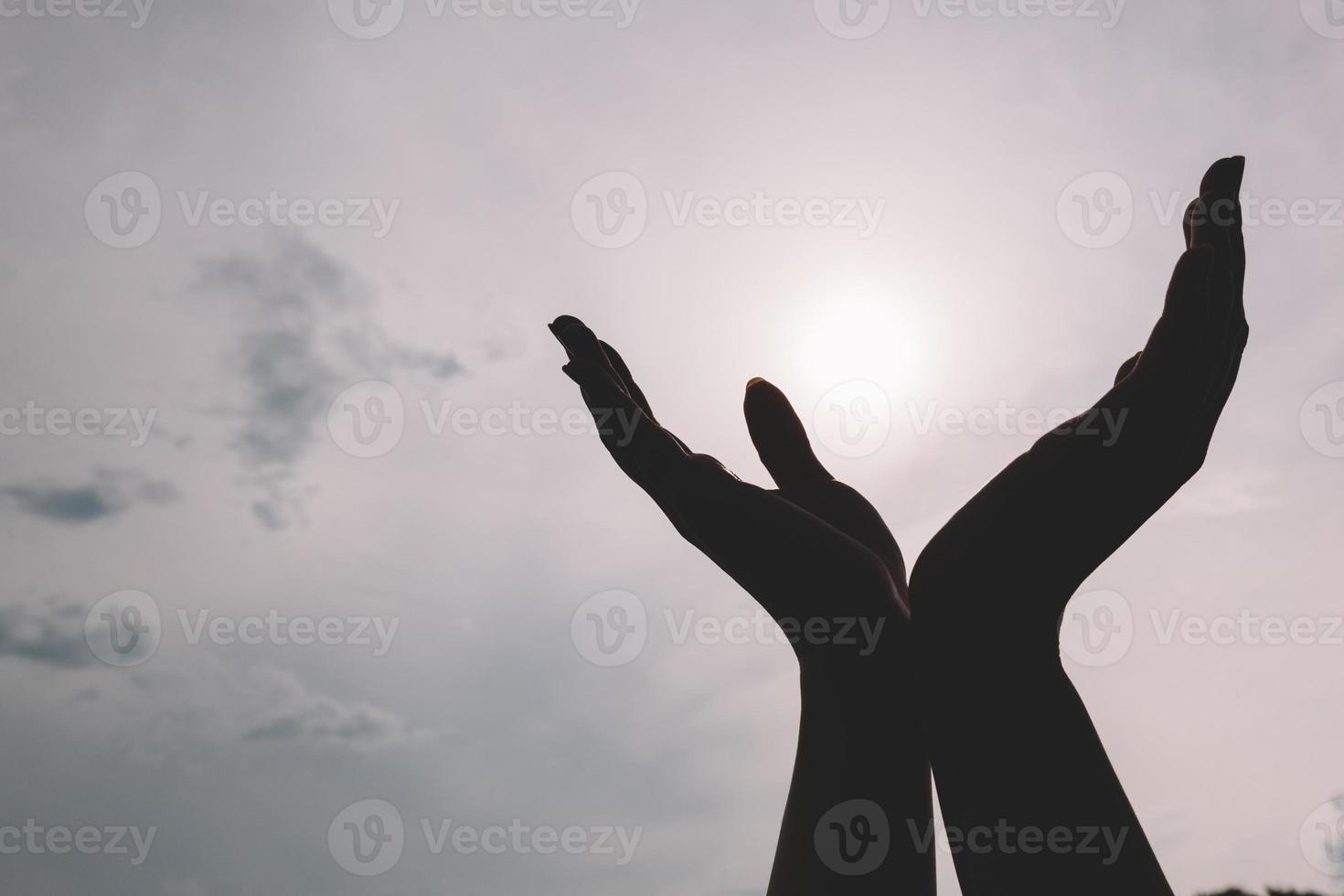 mani alzate protese verso il cielo. foto