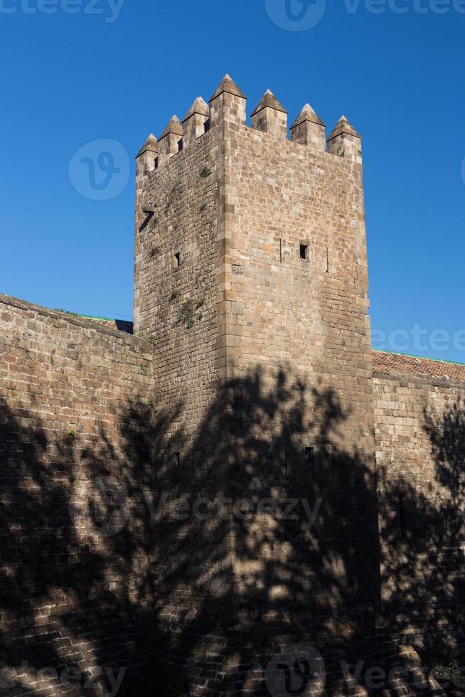 vecchio muro e torre della città di Barcellona foto