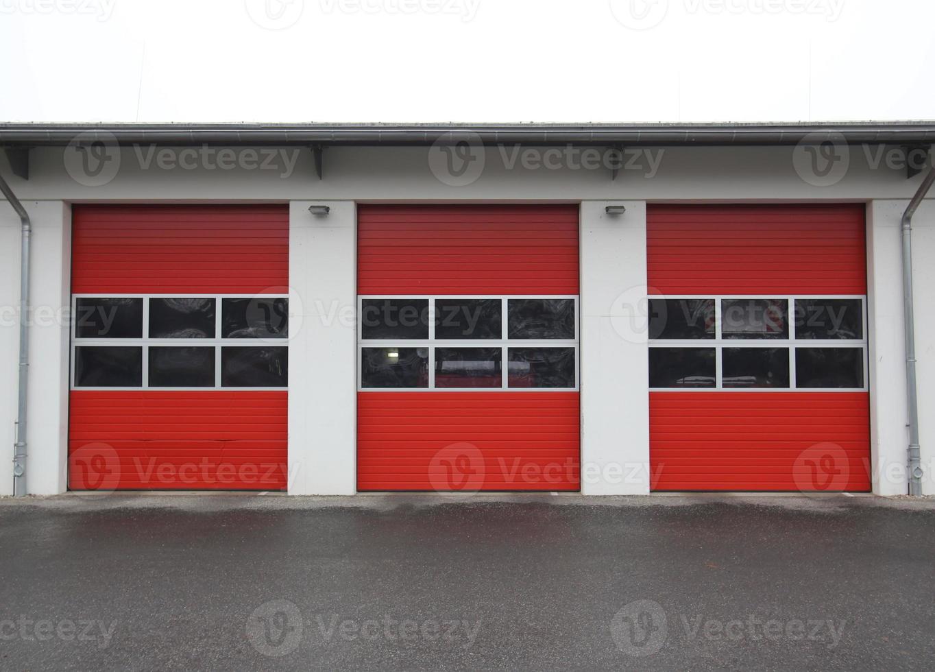 fila del garage della caserma dei pompieri foto