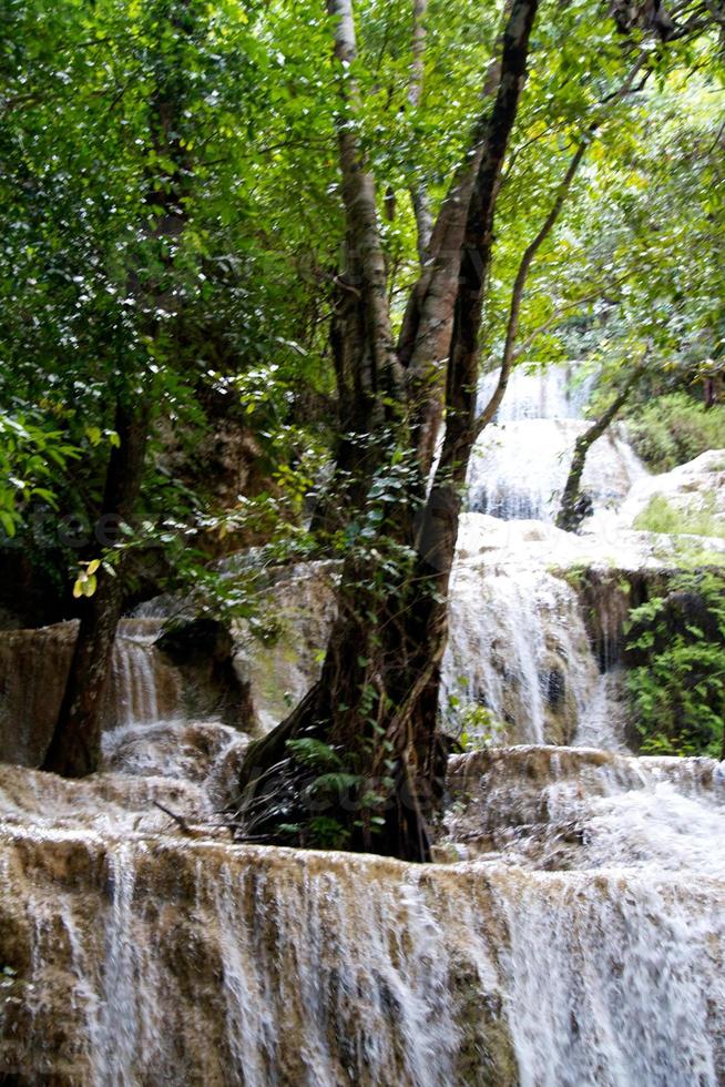 cascata di erawan, kanchanaburi, thailandia foto