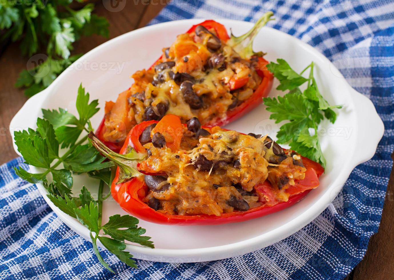 peperoni ripieni con riso, fagioli e zucca in stile messicano foto