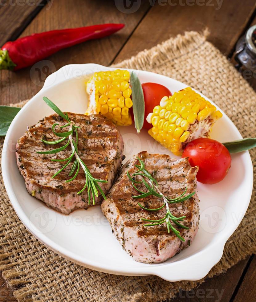 bistecca di vitello tenera e succosa al sangue con patatine fritte foto