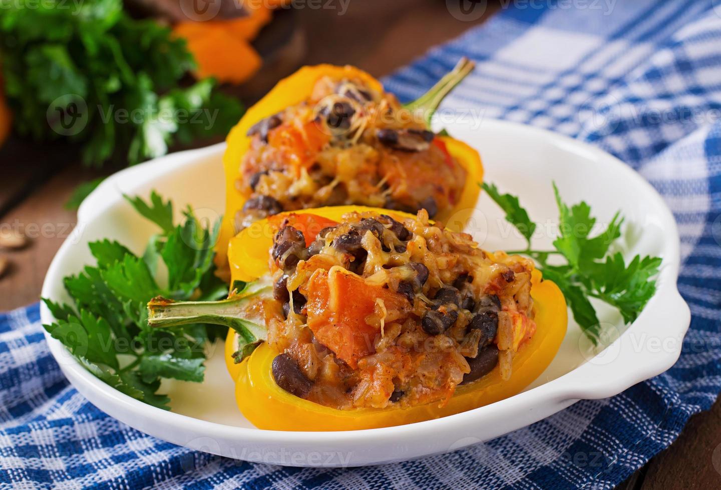 peperoni ripieni con riso, fagioli e zucca in stile messicano foto