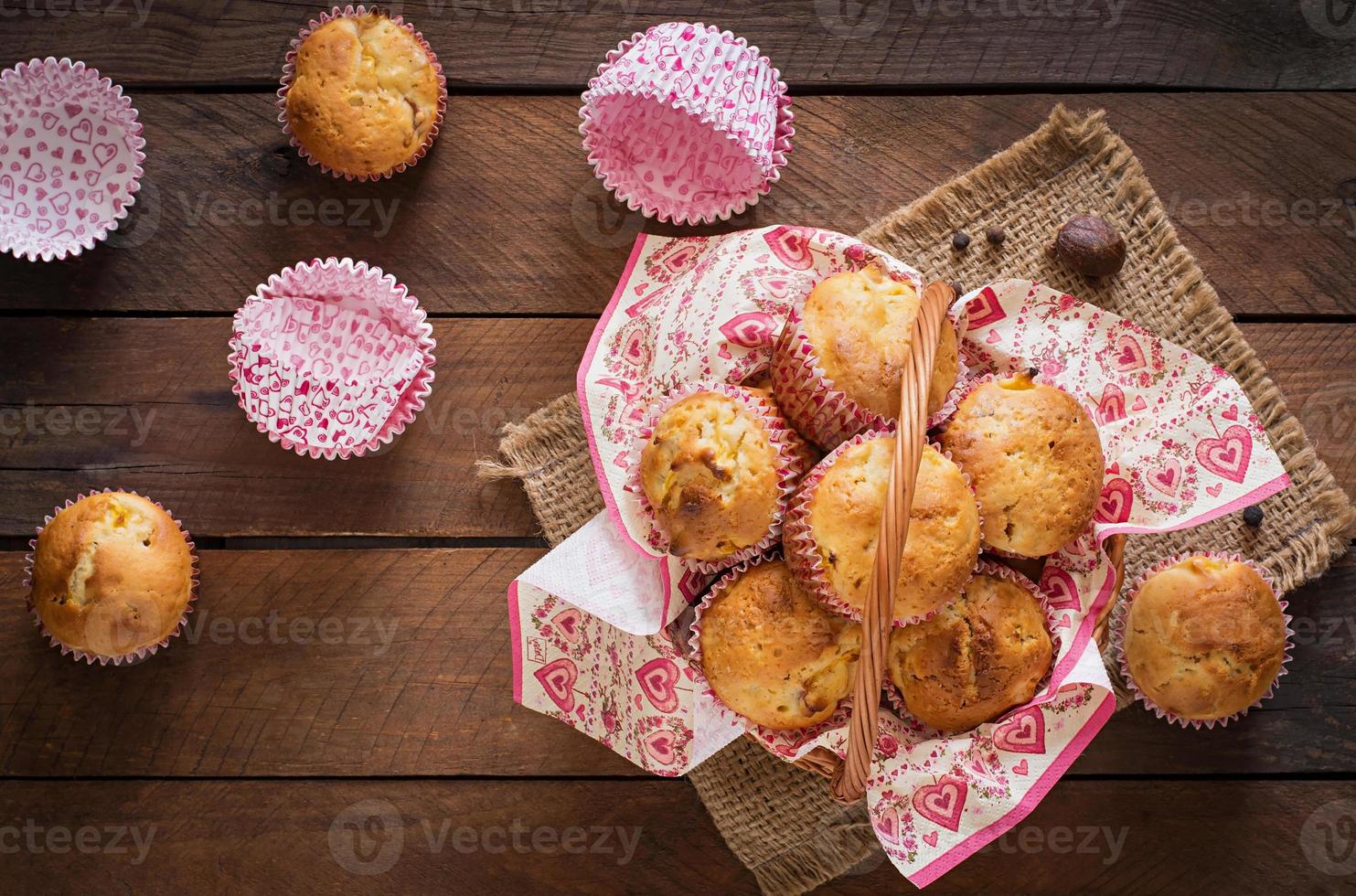 muffin alla frutta con noce moscata e pimento su uno sfondo di legno foto