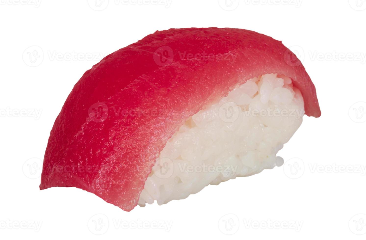 primo piano di un sushi di tonno foto