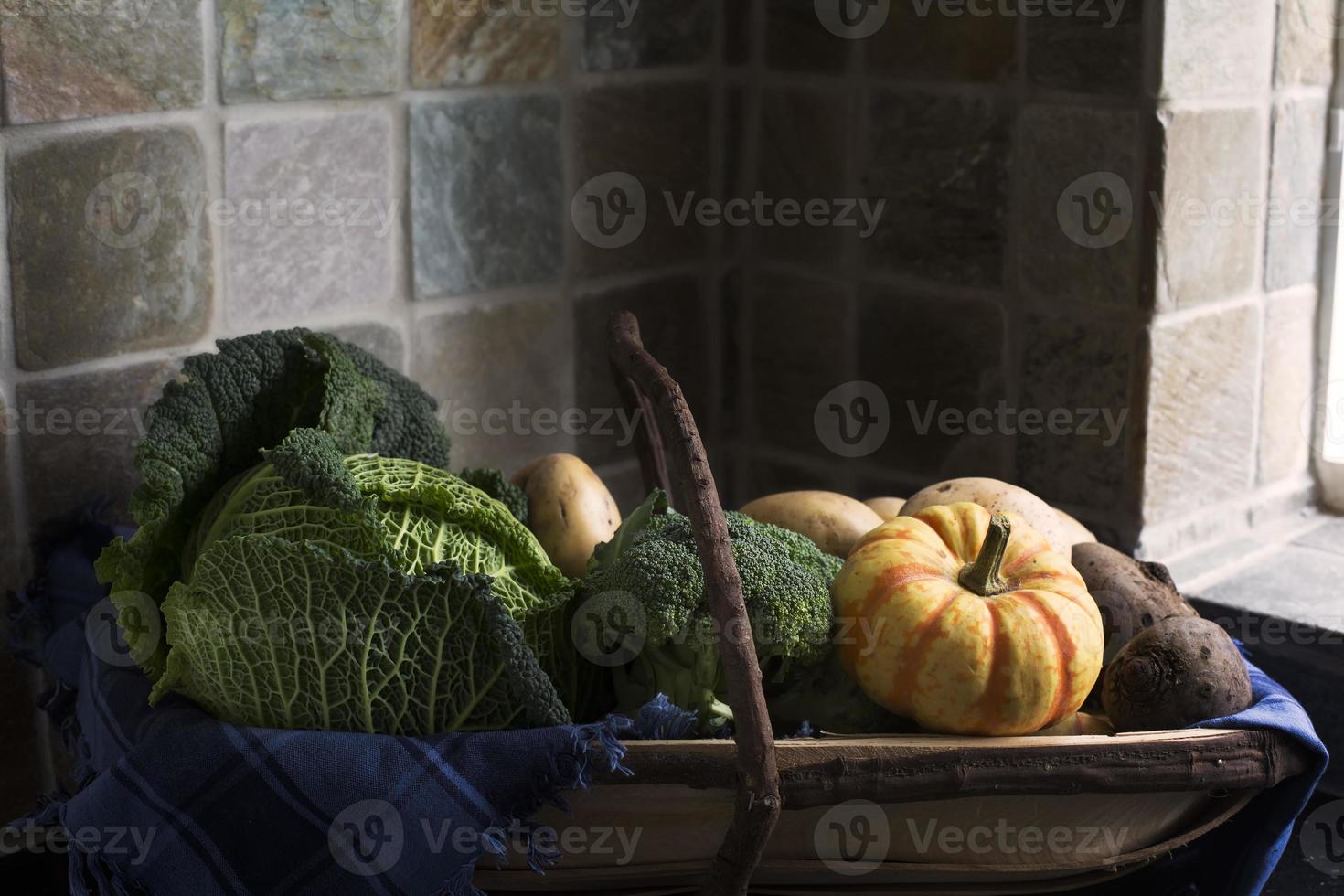 verdure invernali in trug foto