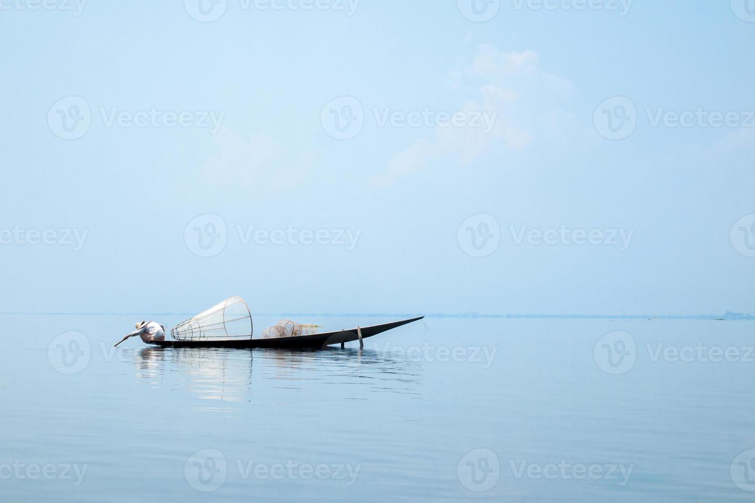 peschereccio nel lago Inle, Shan State, Myanmar foto