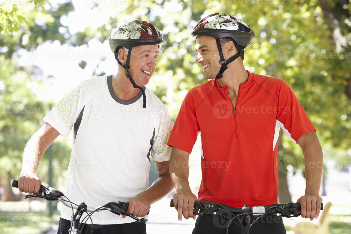 due uomini in bicicletta attraverso il parco foto
