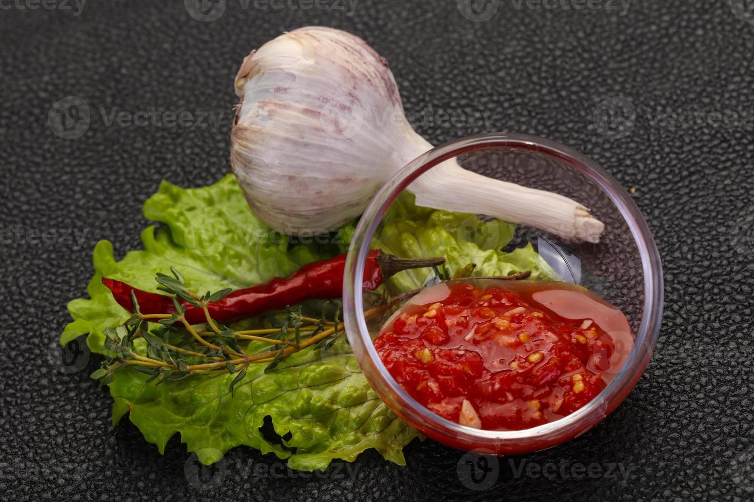 salsa piccante di pomodoro e aglio foto