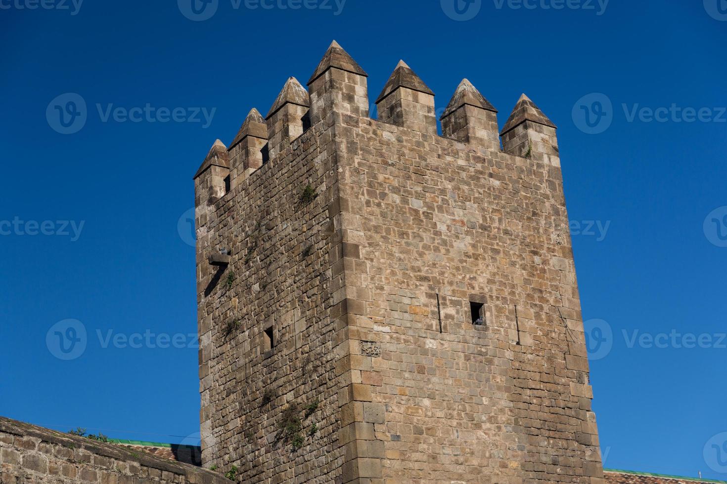 vecchio muro e torre della città di Barcellona foto