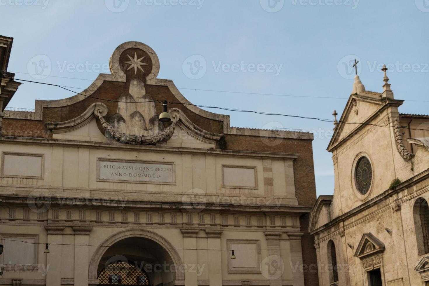 Roma, Italia. famosa porta della città porta del popolo. foto