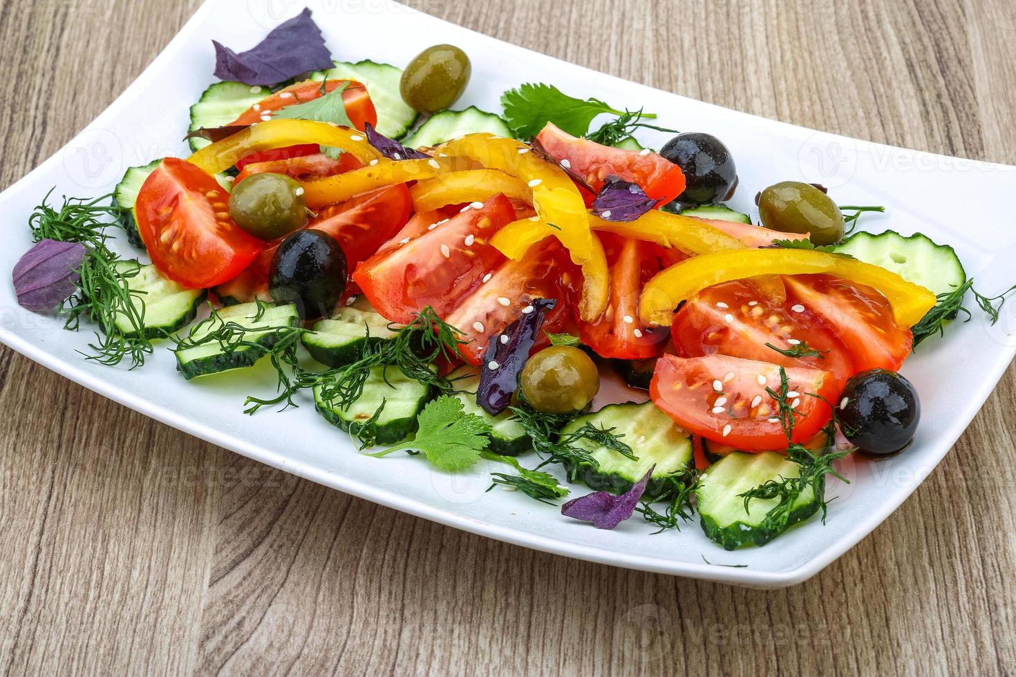 insalata con pomodoro, cetriolo e olive foto