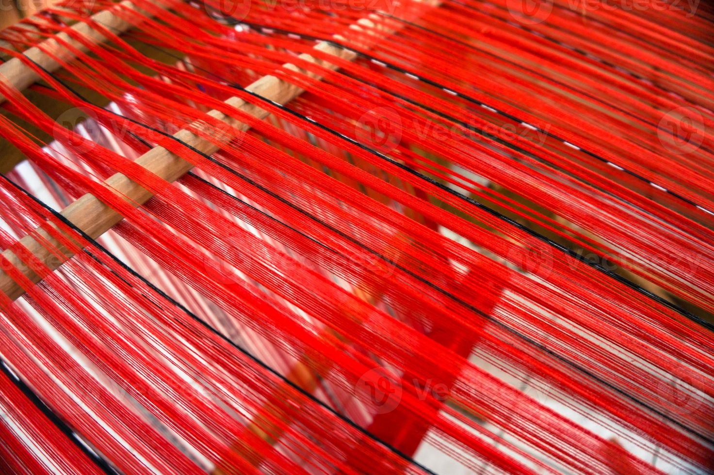 telaio per tessitura con filo rosso foto