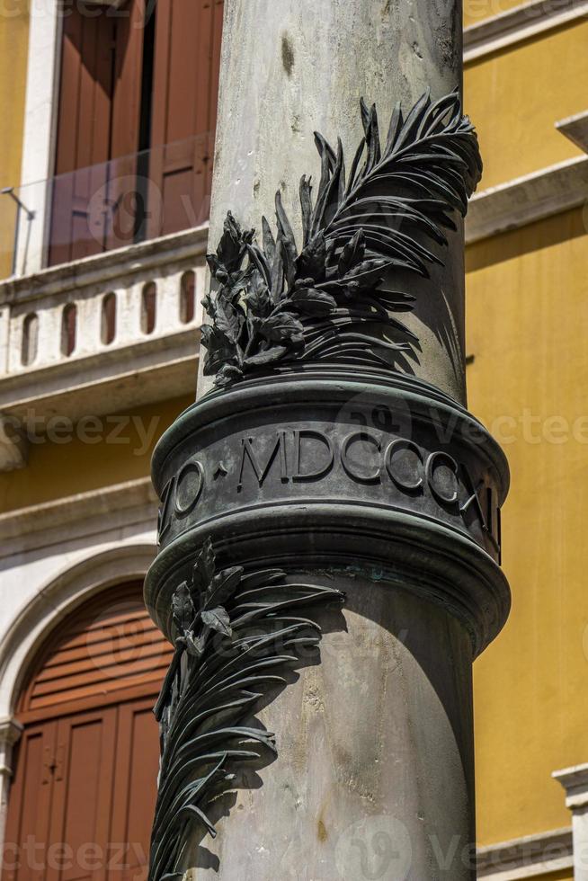 colonna antica tradizionale sulla via di venezia foto