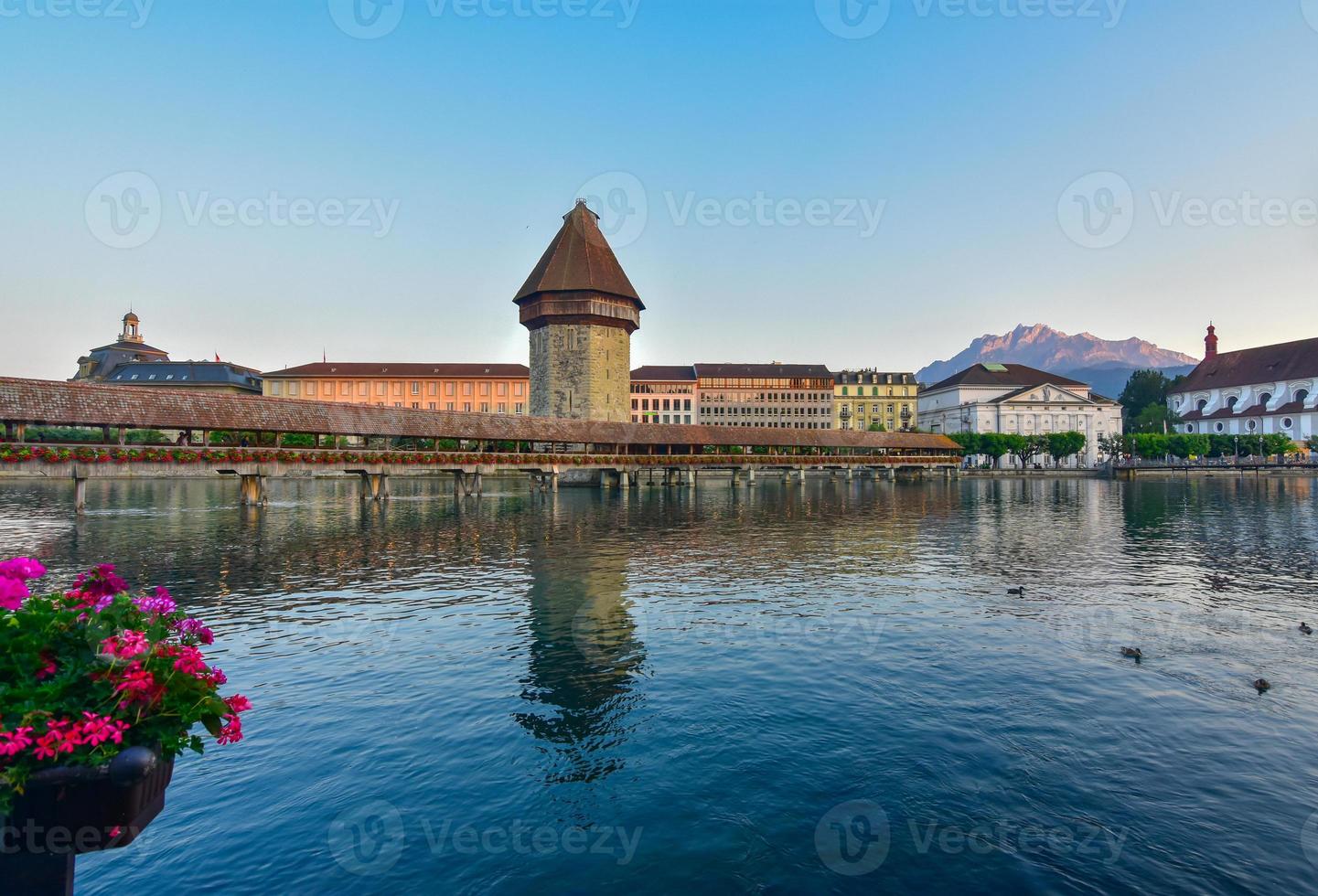 vista panoramica del centro storico di lucerna con il suo famoso ponte della cappella e il lago di lucerna con mt. pilatus sullo sfondo foto