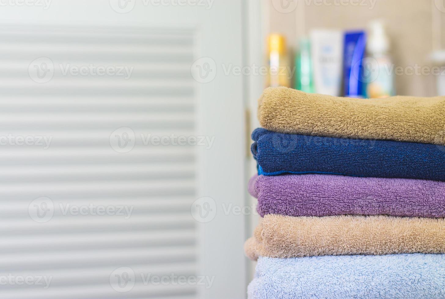 pila di asciugamani in bagno sfocato foto