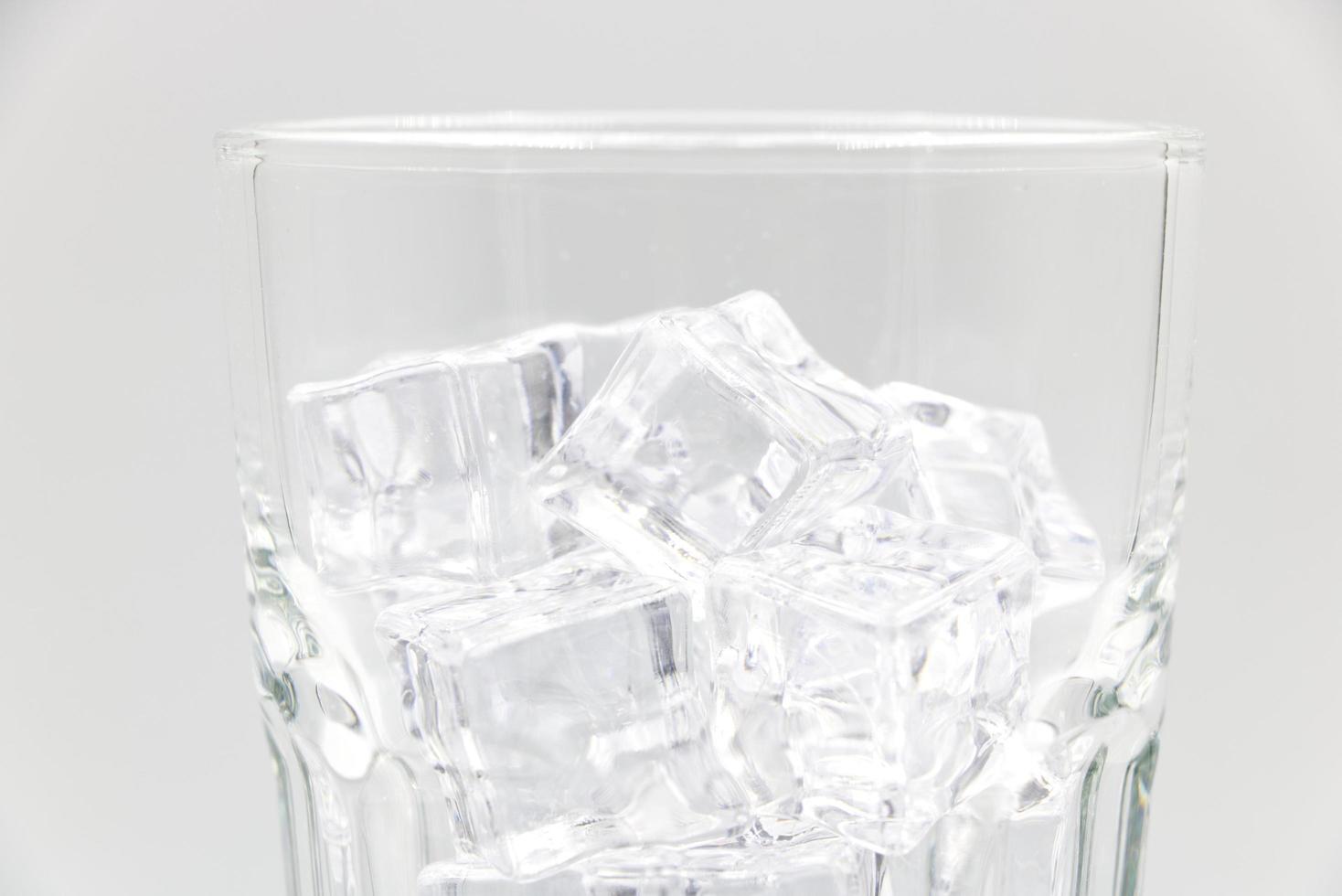 ghiaccio in primo piano di vetro su sfondo bianco foto
