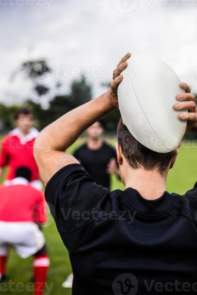 giocatori di rugby che si allenano sul campo foto
