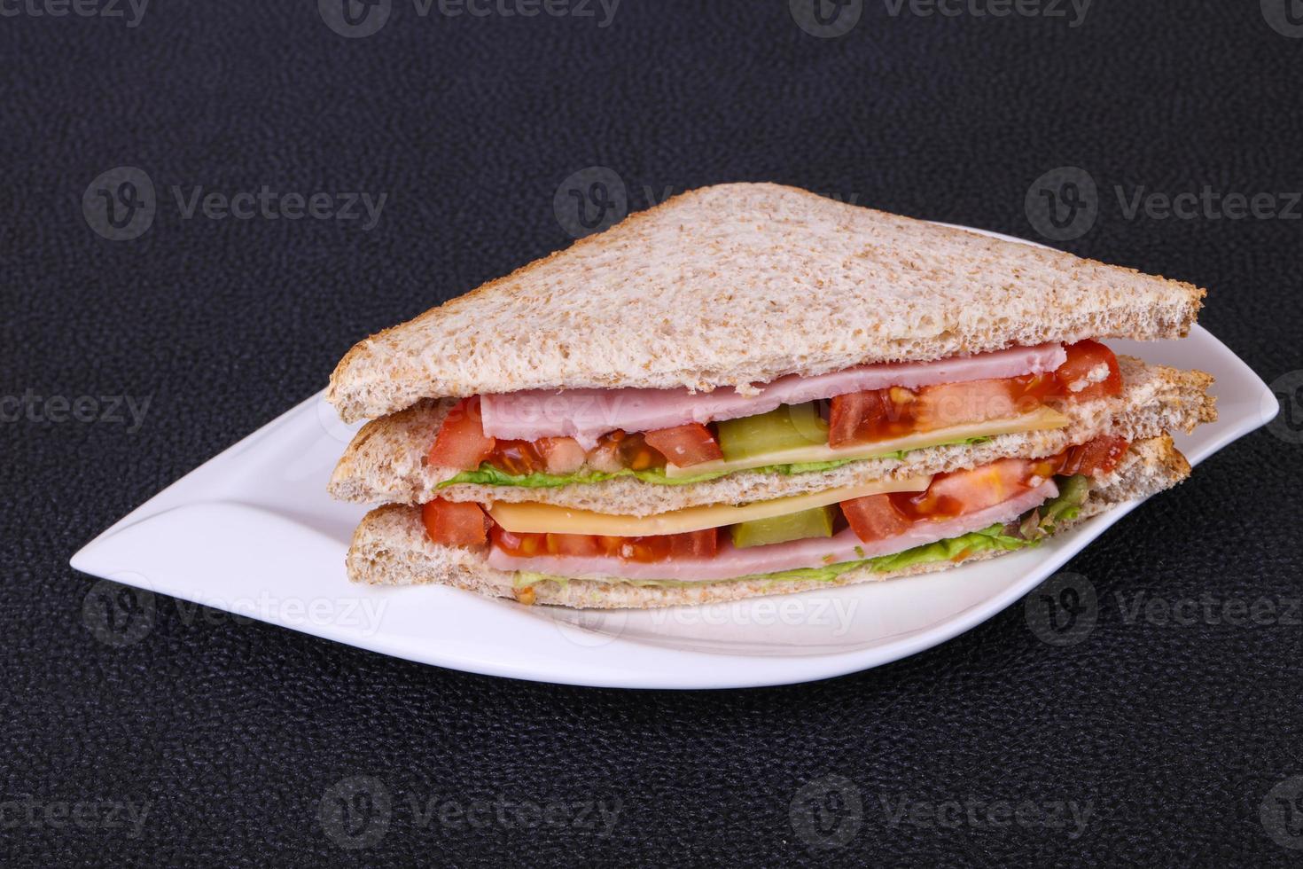 club sandwich con prosciutto e formaggio foto