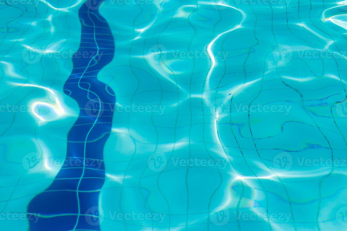 acqua blu dell'ondulazione nella piscina foto