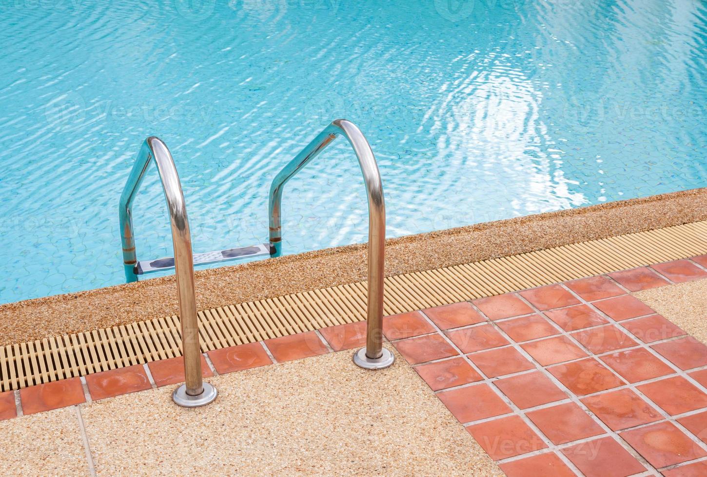 scala della piscina nel periodo estivo foto