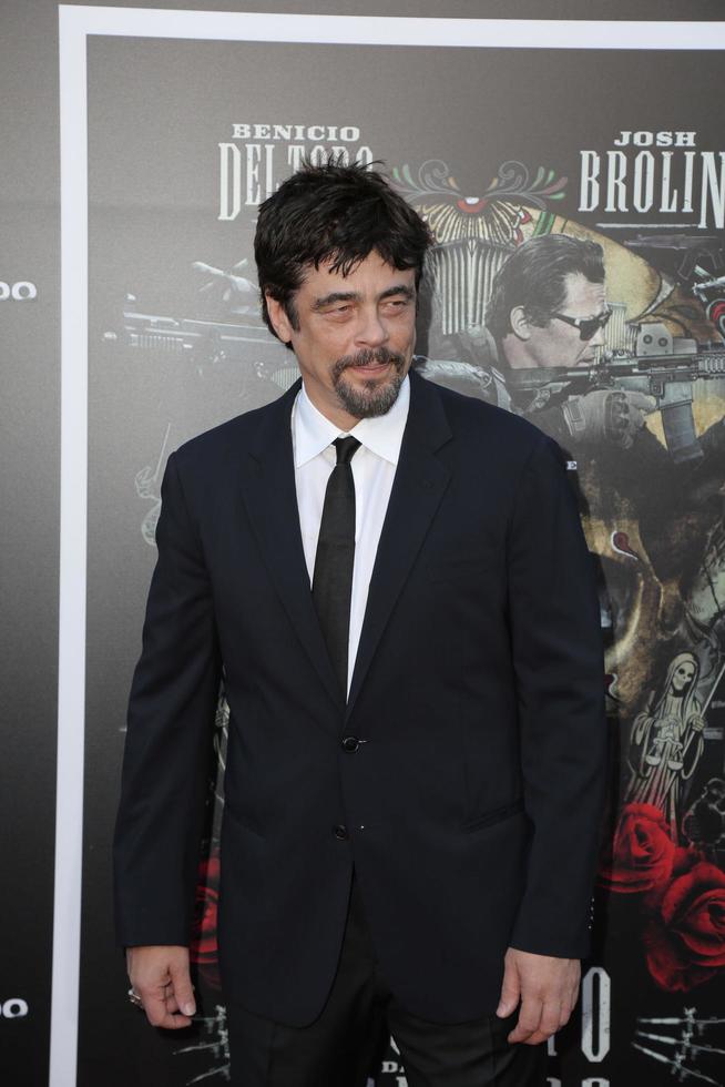 los angeles, 26 giugno - benicio del toro al sicario giorno della prima soldado al teatro del villaggio il 26 giugno 2018 a westwood, ca foto