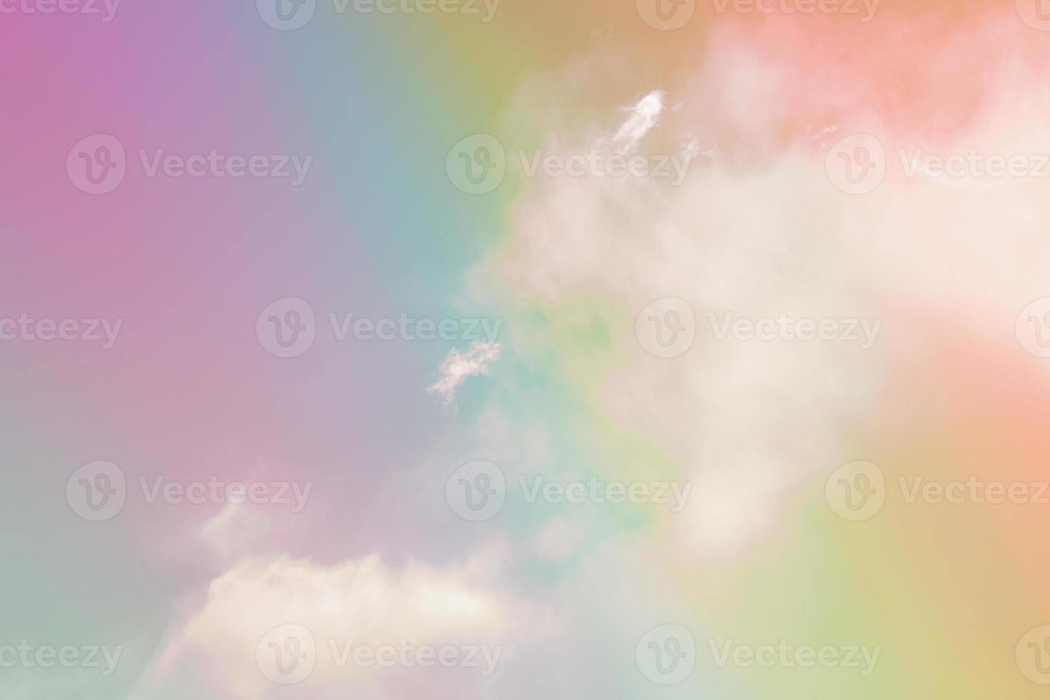 bellezza dolce rosa pastello giallo colorato con soffici nuvole sul cielo. immagine arcobaleno multicolore. luce crescente di fantasia astratta foto