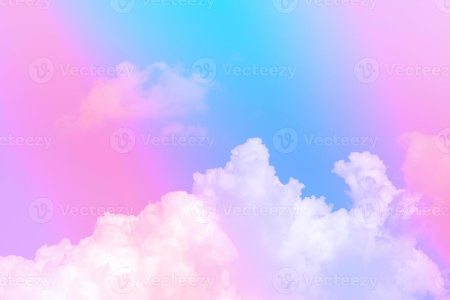 bellezza dolce rosa pastello blu colorato con soffici nuvole sul cielo. immagine arcobaleno multicolore. luce crescente di fantasia astratta foto