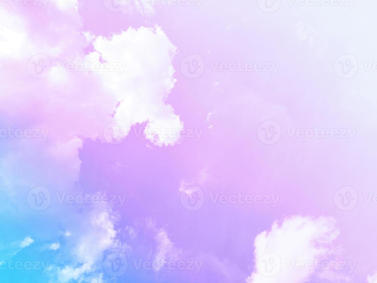 bellezza dolce pastello viola blu colorato con soffici nuvole sul cielo. immagine arcobaleno multicolore. luce crescente di fantasia astratta foto