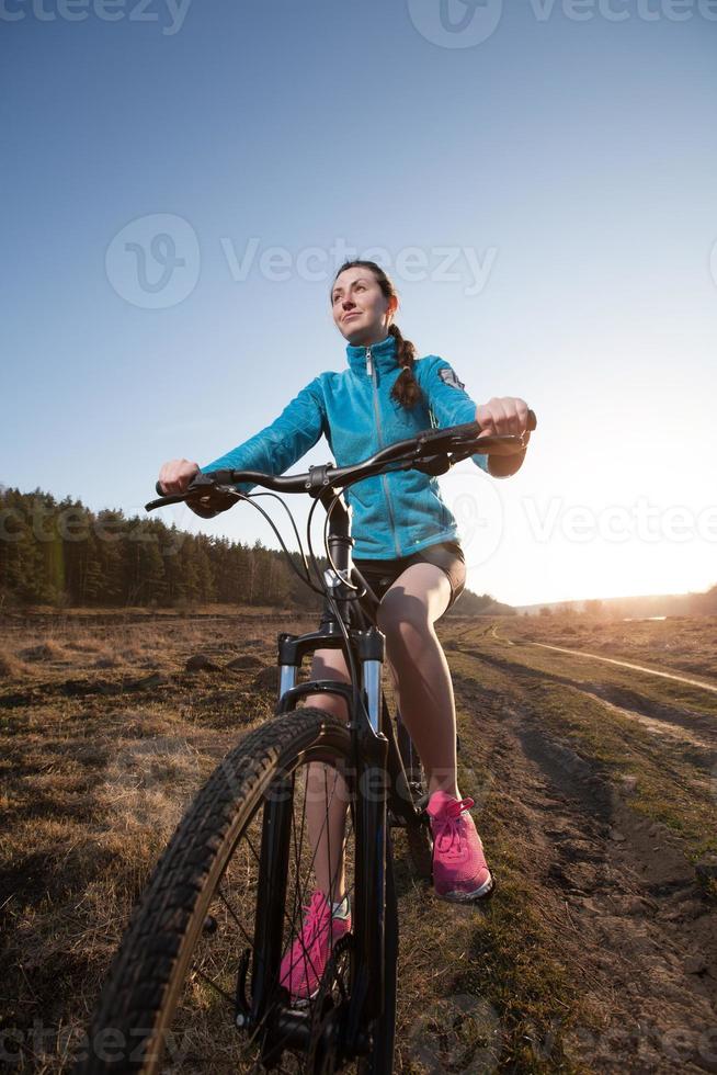 stretta di donna in sella a mountain bike foto