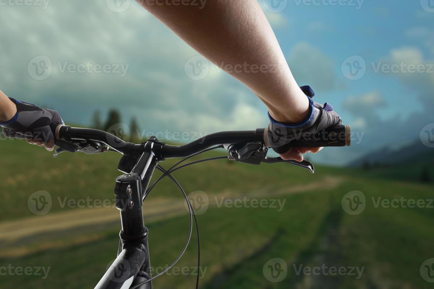 ciclista mountain bike in sella a single track. foto
