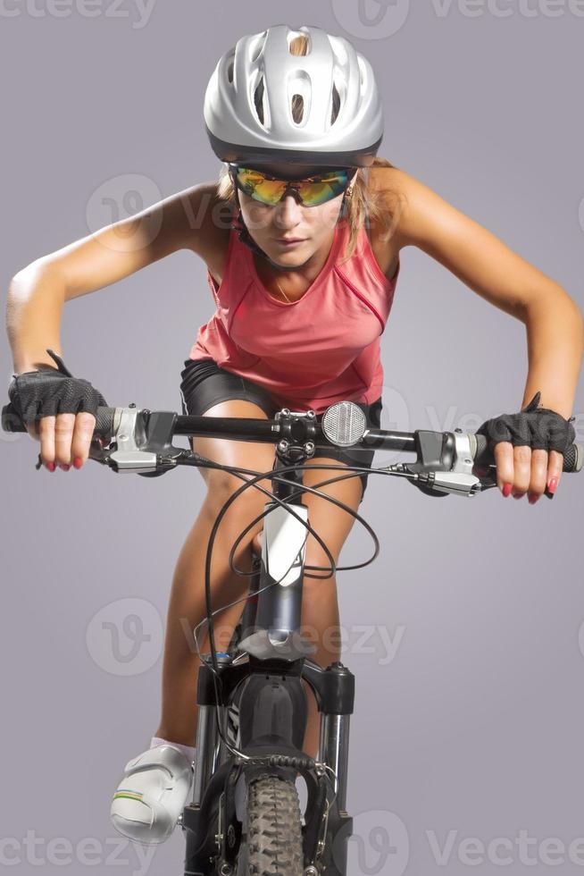 porrait dell'atleta femminile che guida mountain bike foto