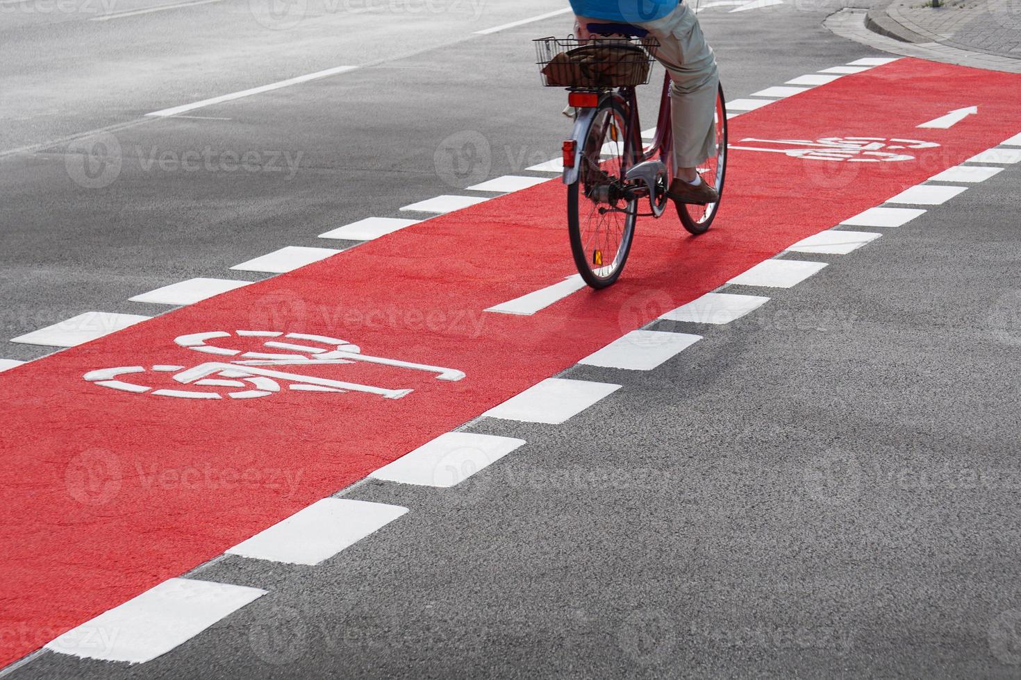 ciclista sulla pista ciclabile foto