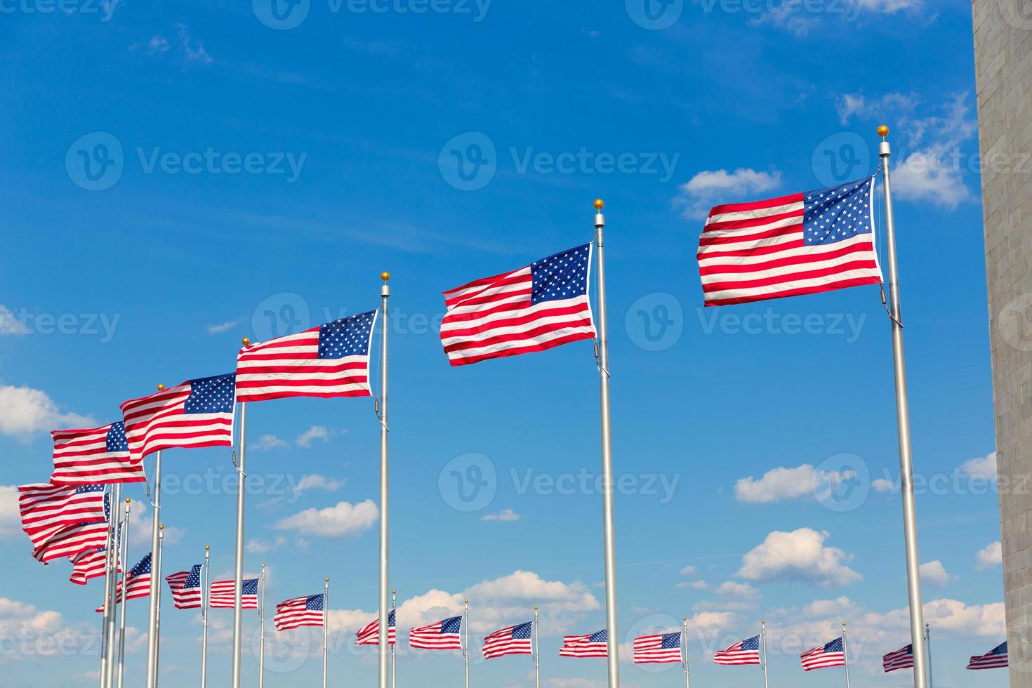 monumento a Washington e bandiere americane foto