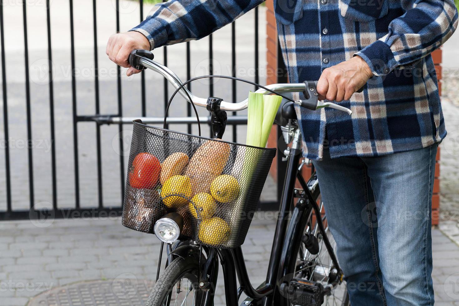 cesto uomo e bicicletta pieno di generi alimentari foto