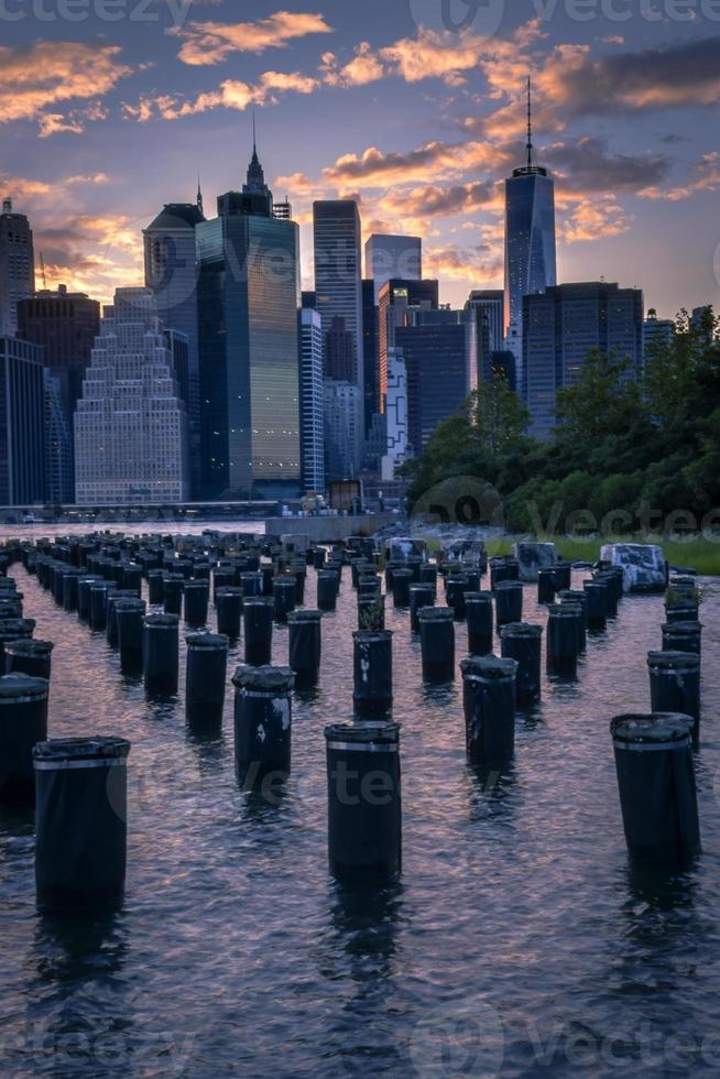 skyline di new york con alcuni piloni di legno foto