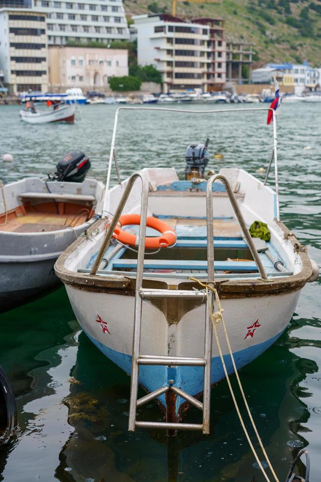 balaklavaa, Crimea-14 giugno 2021- vista della baia di balaklava con barche e architettura. foto