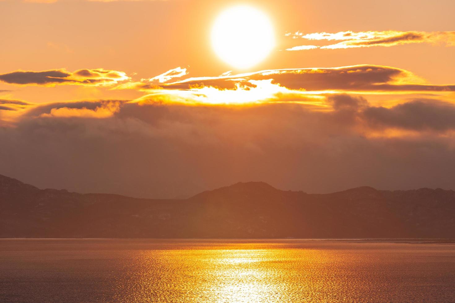 paesaggio marino con un bellissimo tramonto sul mare foto