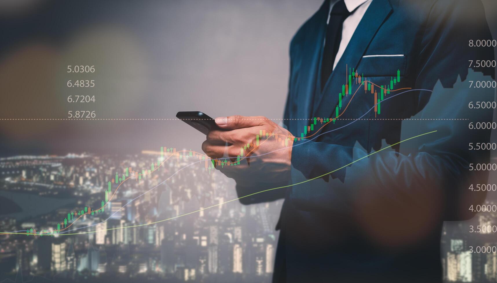 analisi dei dati di vendita finanziaria, pianificazione e strategia, mercato azionario, crescita aziendale, progresso o concetto di successo. l'uomo d'affari o il commerciante sta mostrando uno stock di ologrammi virtuali in crescita, investi in trading foto