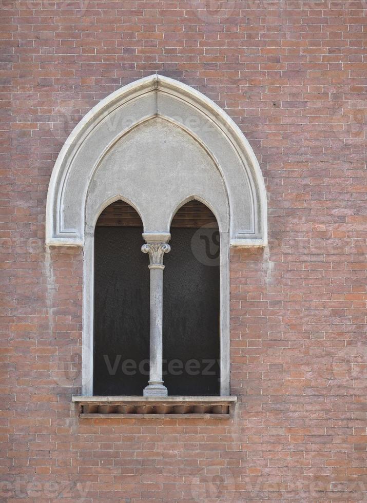 antica finestra gotica foto