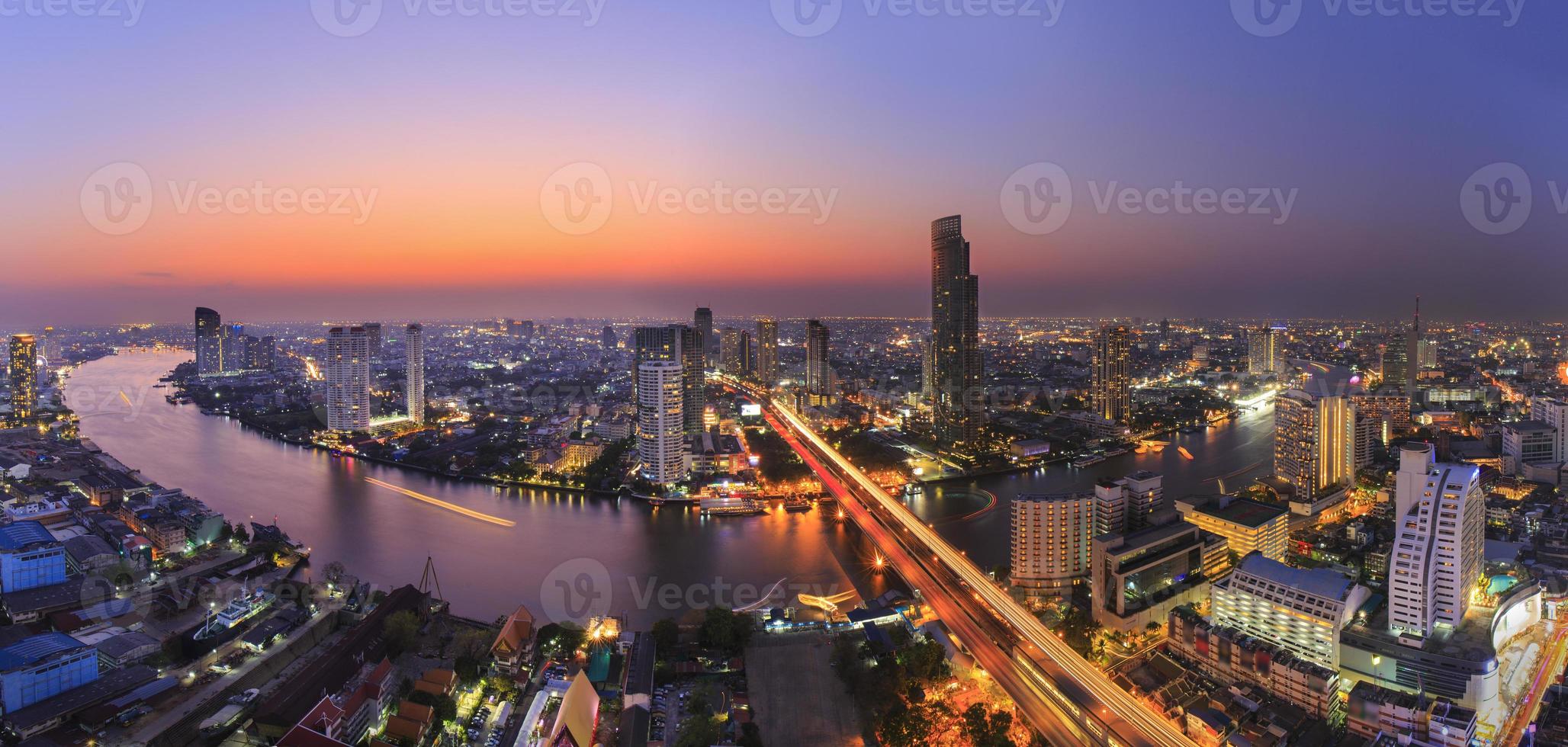 paesaggio urbano del fiume nella città di Bangkok foto