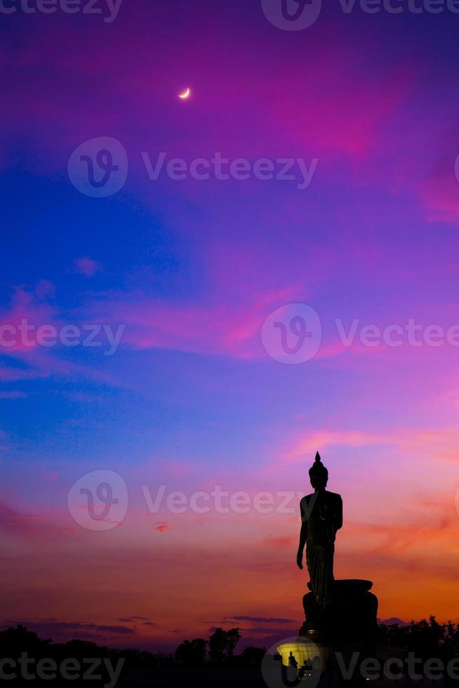 Buddha al tramonto. foto
