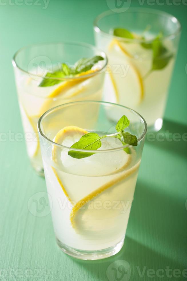 limonata fresca con menta in bicchieri foto