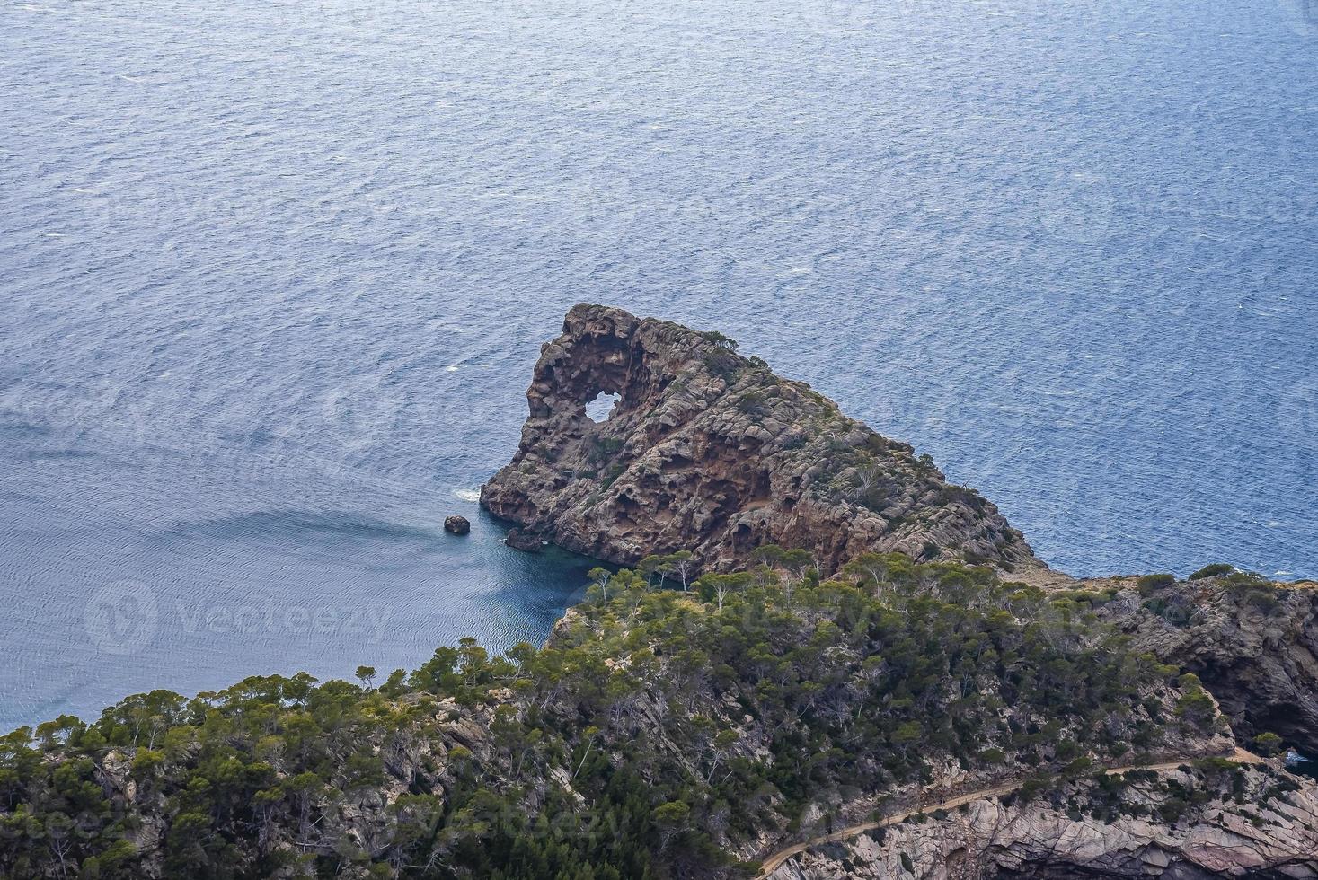 vista ad alto angolo del paesaggio marino mediterraneo blu da una scogliera rocciosa durante la giornata di sole foto
