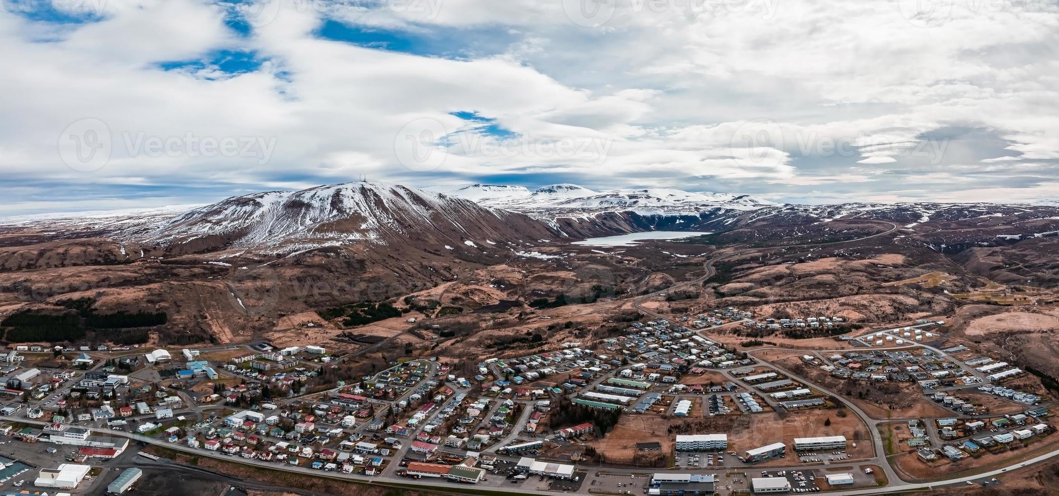 vista panoramica aerea della storica città di husavik foto